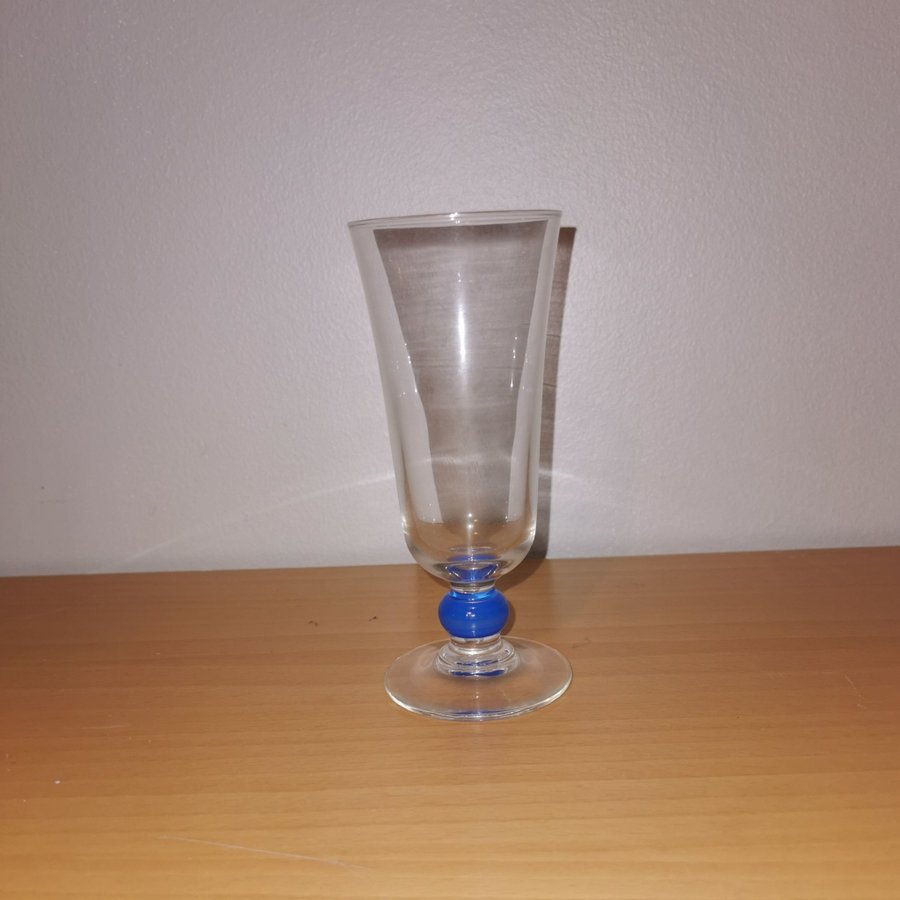 Glas med blå detalj