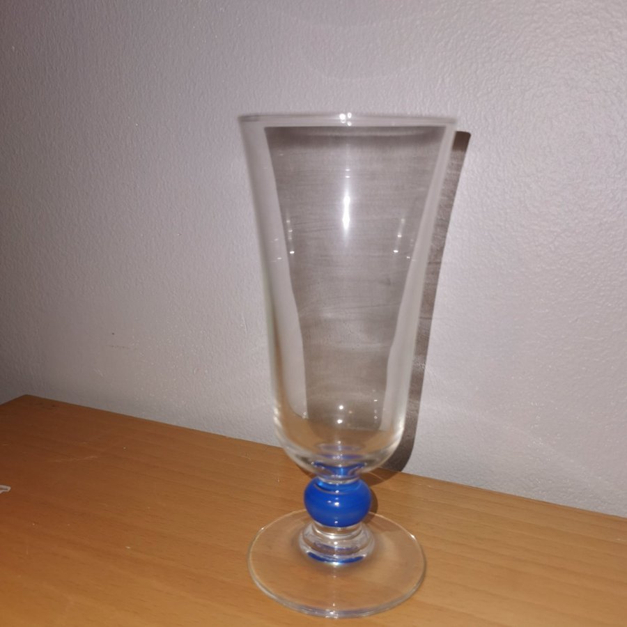 Glas med blå detalj