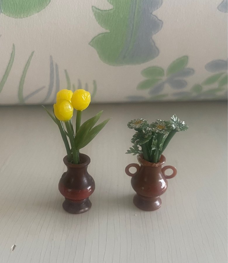 Två vaser med blommor till dockskåp Lundby