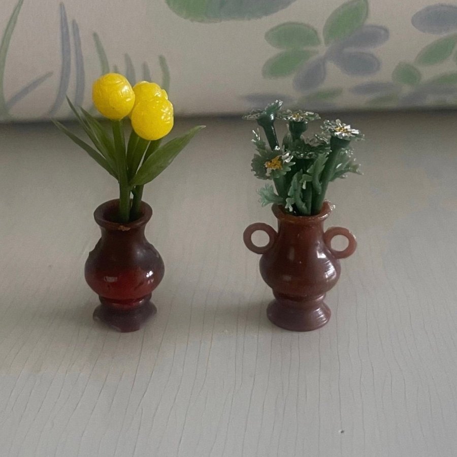 Två vaser med blommor till dockskåp Lundby