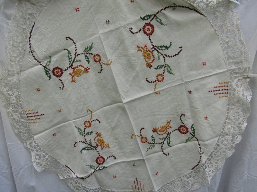 Art Deco rund broderad duk linne D113cm broderi knypplad spets på kanter