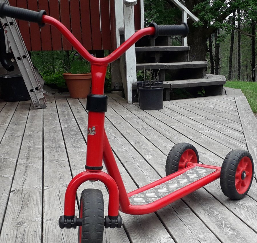 Röd sparkcykel med tre hjul