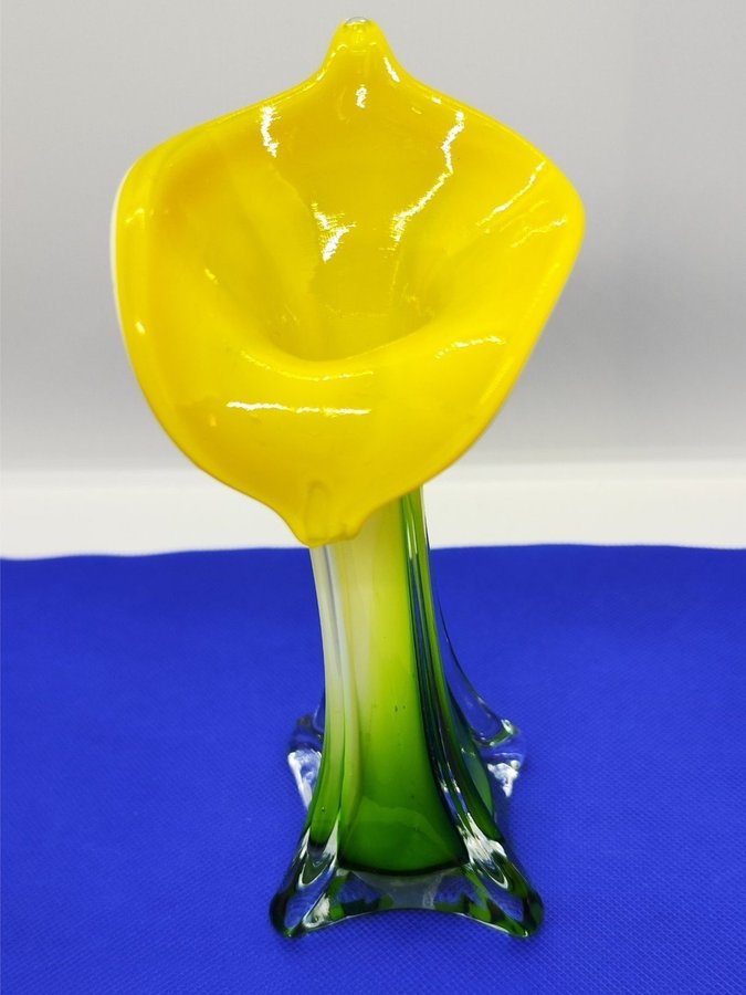 Glasvas i form av en blomma, troligen Murano 1960-tal, vintage