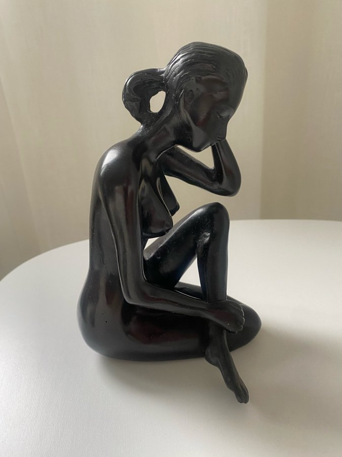 Sittande kvinnlig staty i svart. Art Deco. Figurin. Naken kvinna.