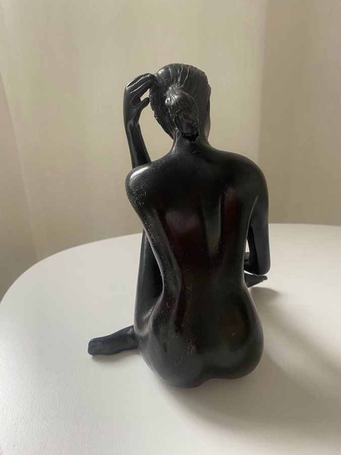 Sittande kvinnlig staty i svart. Art Deco. Figurin. Naken kvinna.