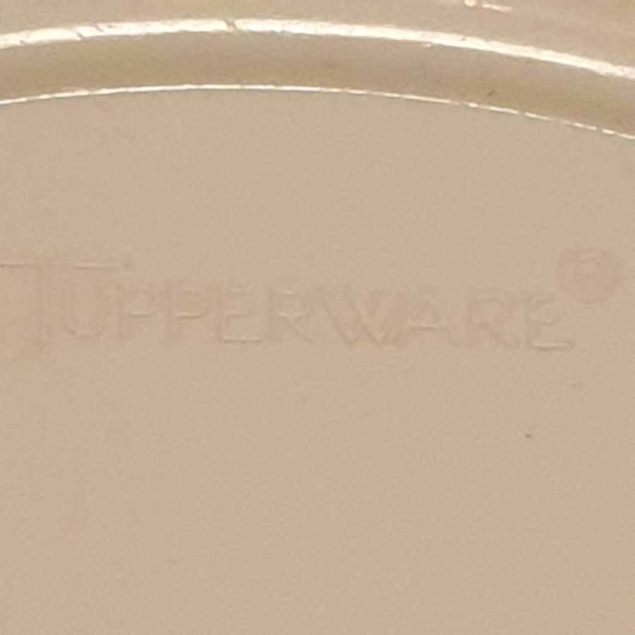 Tupperware, glass, gelé, fromage form med tillhörande lock. Den är i bra skick!