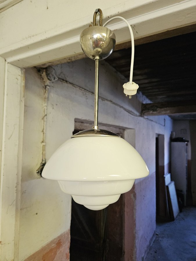 Fin Art Deco taklampa 1920-30 vit glaskupa. Enligt bilder