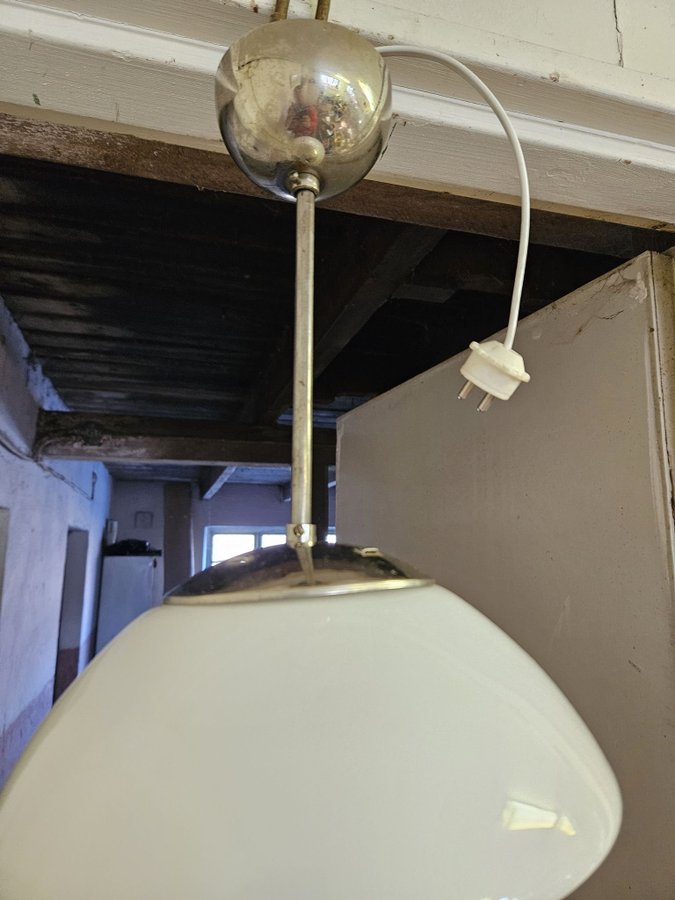 Fin Art Deco taklampa 1920-30 vit glaskupa. Enligt bilder