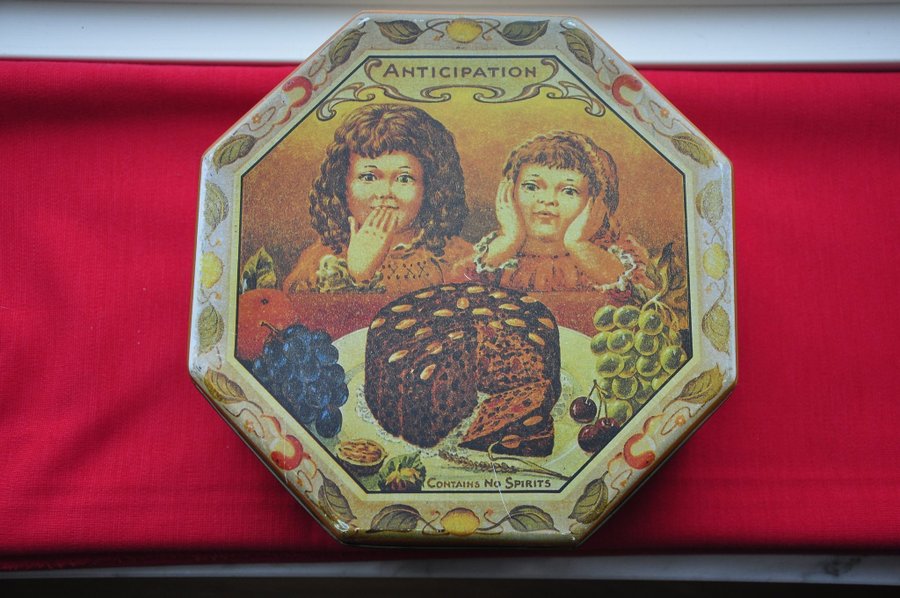 Vintage Cake Tin: mommys Rich Fruit CakeAnticipation