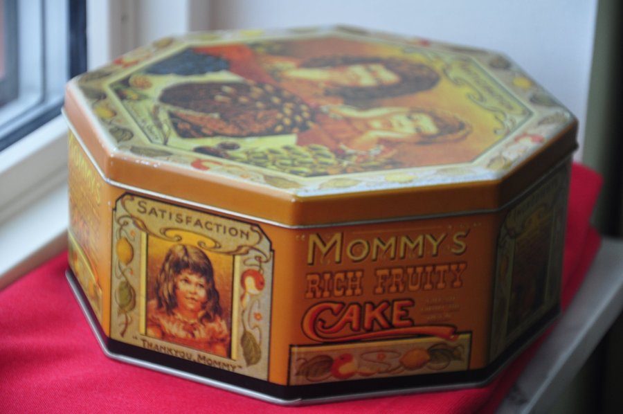 Vintage Cake Tin: mommys Rich Fruit CakeAnticipation