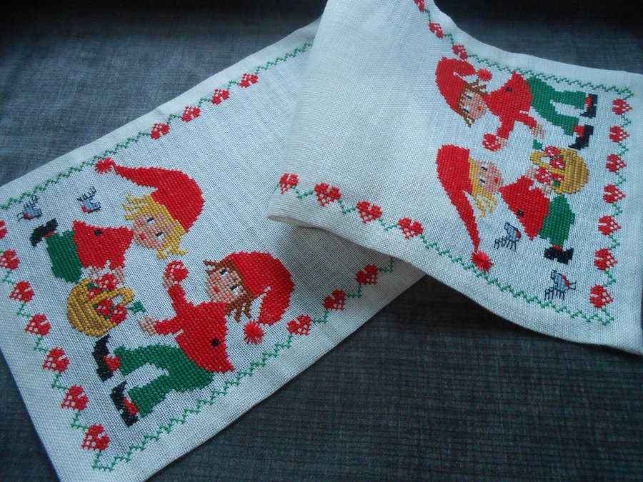 JUL/Handbroderad löpare i linne/Tomte barn /Oanvänd/Clara Waever?