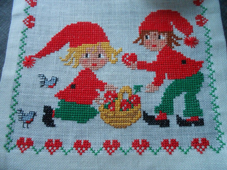 JUL/Handbroderad löpare i linne/Tomte barn /Oanvänd/Clara Waever?