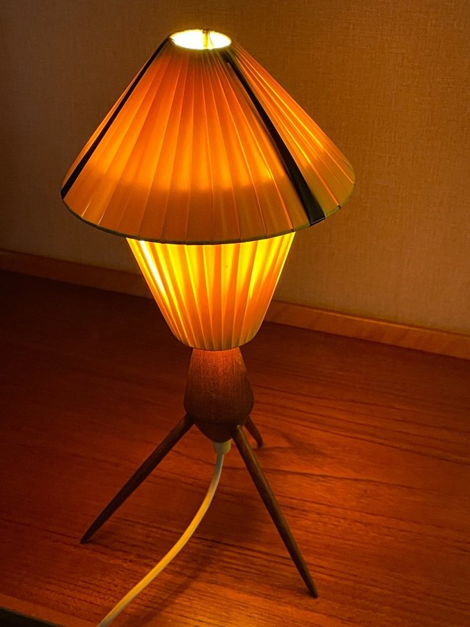 Raketlampa plastband och teak 50-tal retro