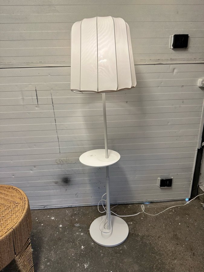 Stilren golvlampa Ikea VARV trådlös laddningsyta 2000-tal