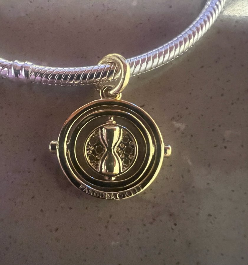 Snurbar berlock “ Time Turner” från Harry Potter kollektion