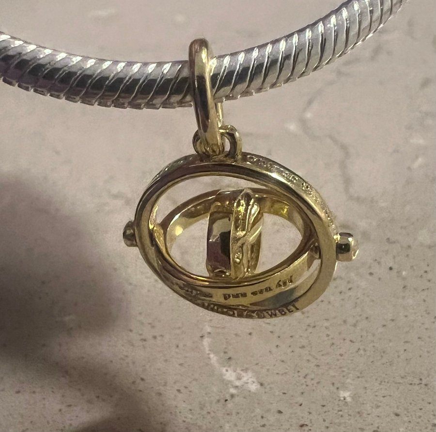 Snurbar berlock “ Time Turner” från Harry Potter kollektion