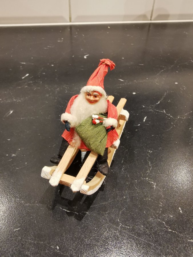 Äldre tomte i kreppapper, piprensare Jultomte på kälke