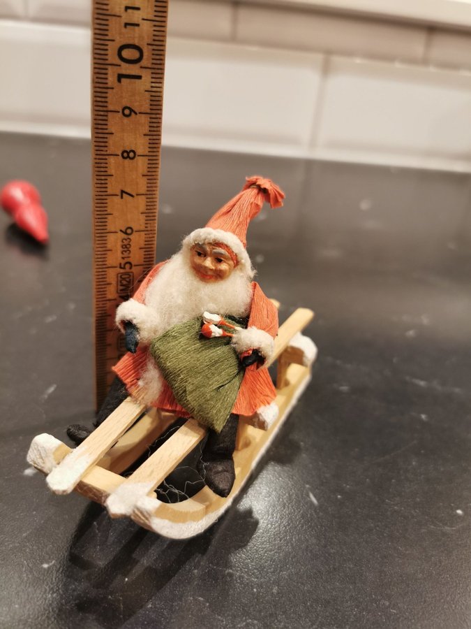 Äldre tomte i kreppapper, piprensare Jultomte på kälke