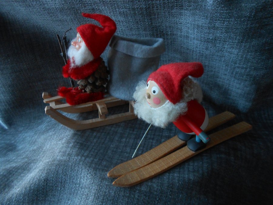 JUL/Träkroken/Guldkroken tomte på skidor och en kotte tomte på kälke