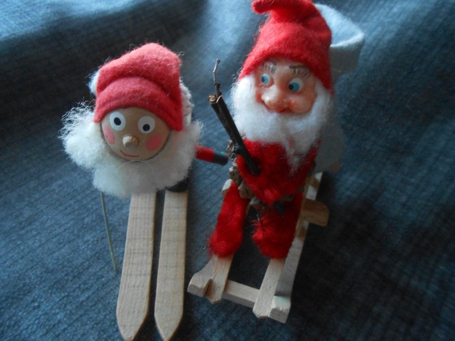 JUL/Träkroken/Guldkroken tomte på skidor och en kotte tomte på kälke