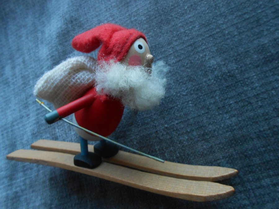 JUL/Träkroken/Guldkroken tomte på skidor och en kotte tomte på kälke