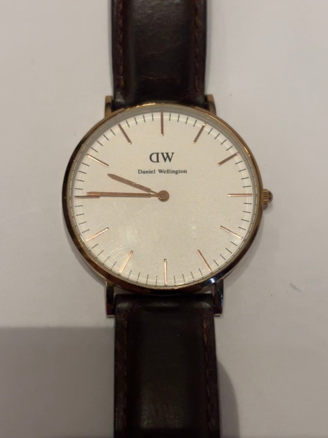 Daniel Wellington Klocka med brunt läderband