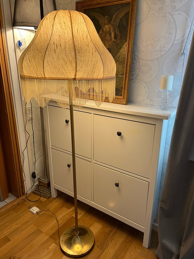 Golvlampa med ljusbeige lampskärm med fransar / Fransskärm / Golvlampa