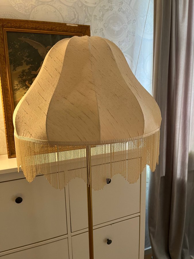 Golvlampa med ljusbeige lampskärm med fransar / Fransskärm / Golvlampa