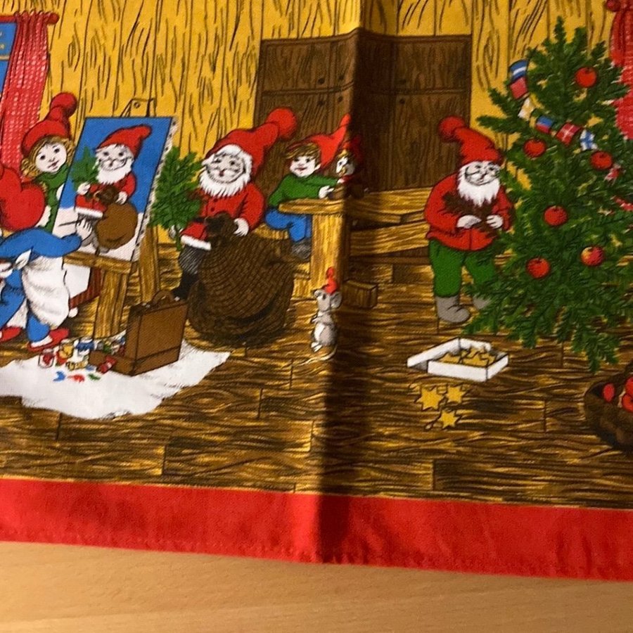 Söt JUL bonad. TOMTE FAMILJ. Tryckt på bomull. .32 x 78 cm