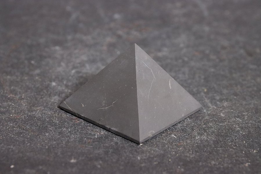 Shungit Opolerad Pyramid 51 mm - 75 gram - Karelen