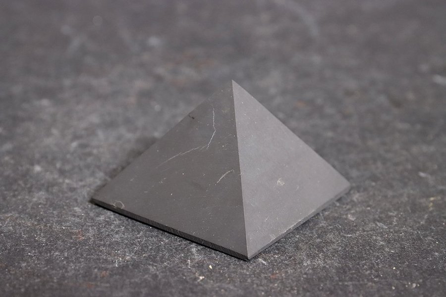 Shungit Opolerad Pyramid 51 mm - 75 gram - Karelen