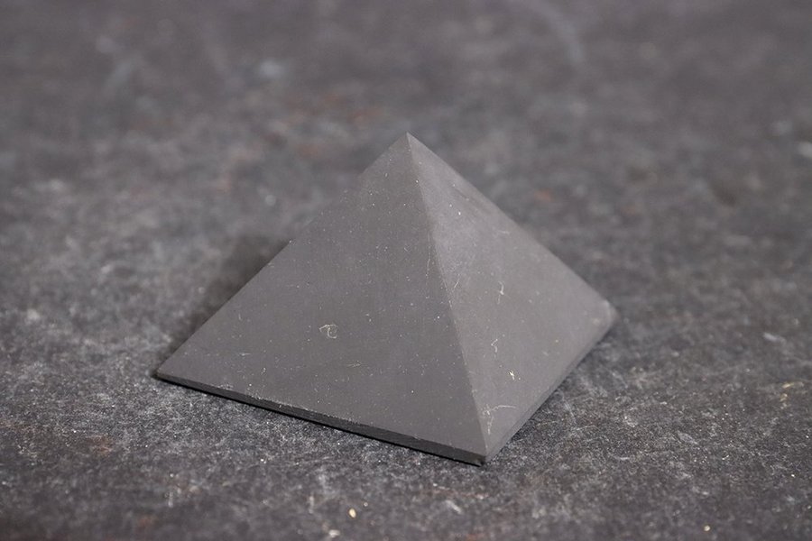 Shungit Opolerad Pyramid 51 mm - 75 gram - Karelen