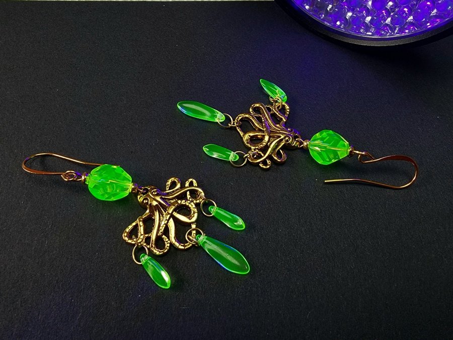 Örhängen m pärlor av URANGLAS + bläckfiskar, guldfärg, URANIUM glass earrings