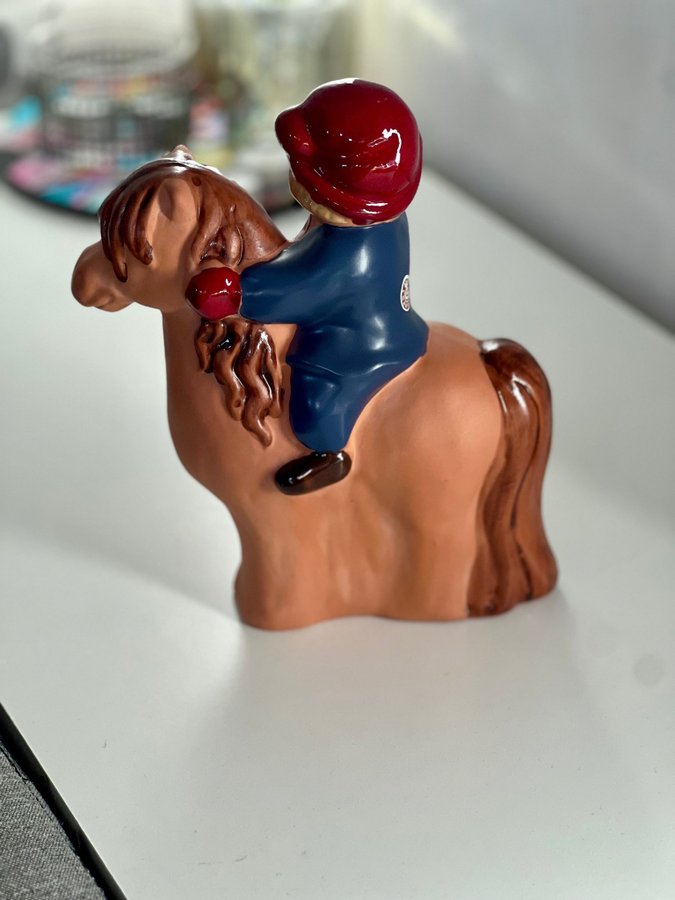 FIGURIN, tomte på häst i keramik från Gabriel,Vintage