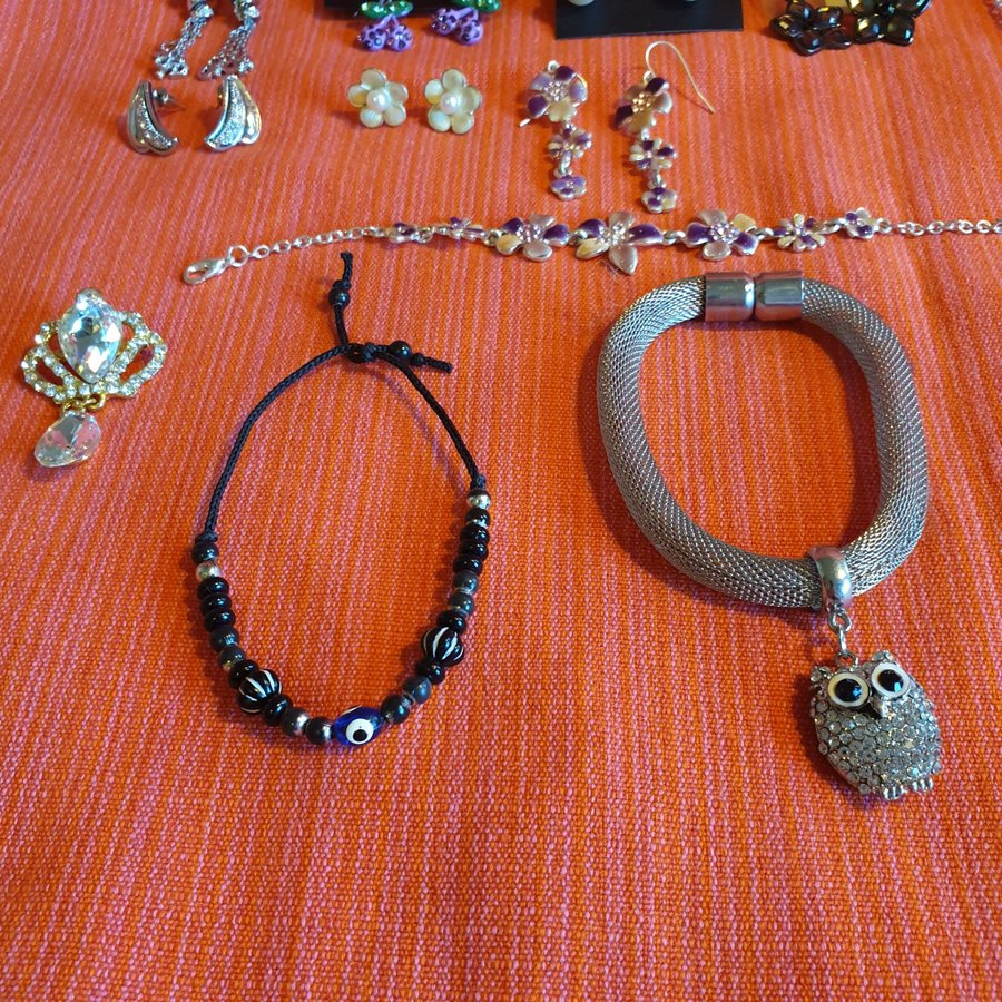 DIV. SMYCKEN 7 PAR ÖRHÄNGEN,3 ARMBAND ,2 HALSBAND,1 BROSCH