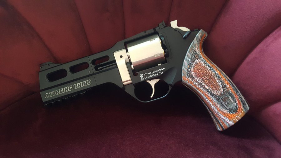 CHIAPPA CHARGING RHINO REVOLVER CUSTOM AIRGUN 4,5 MM CO2 I BOX CASE PISTOLVÄSKA