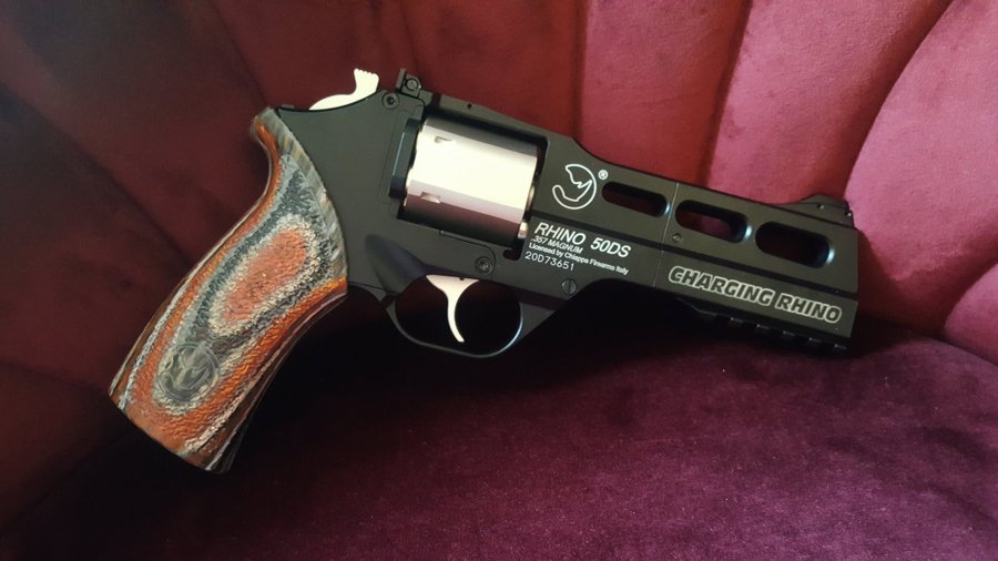 CHIAPPA CHARGING RHINO REVOLVER CUSTOM AIRGUN 4,5 MM CO2 I BOX CASE PISTOLVÄSKA