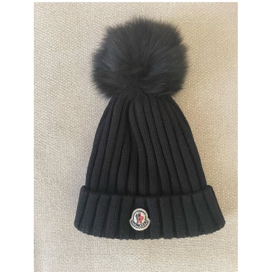 Moncler svart mössa