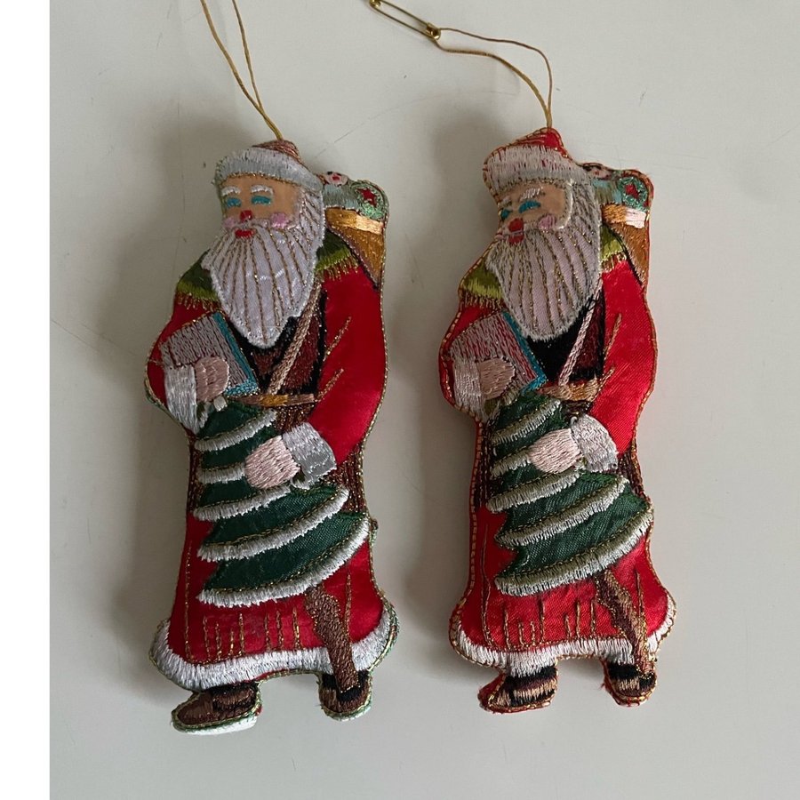 Två ovanliga Tomtar i satin Broderade Vintage tygtomte jul och advent