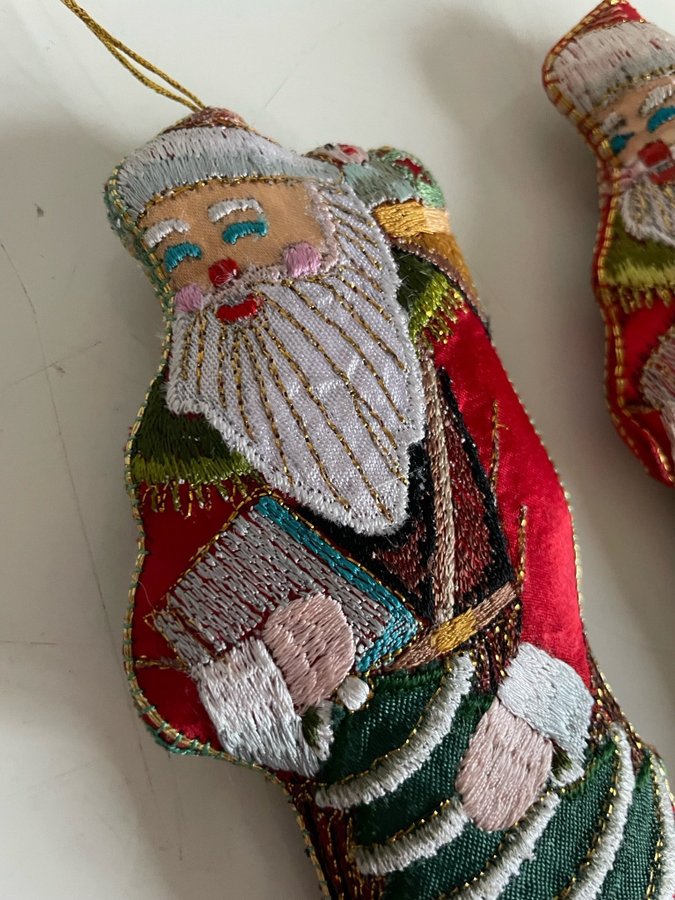 Två ovanliga Tomtar i satin Broderade Vintage tygtomte jul och advent