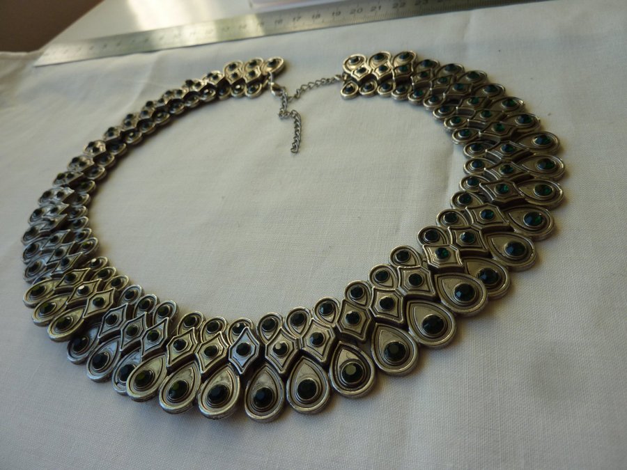 Stort vackert collier halsband vitt metall gröna stenar finaste skick 60-70-tal