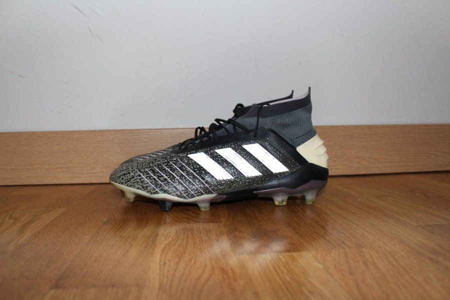 Adidas Controlskin Fotbollsskor storlek 44 2/3i fint skick