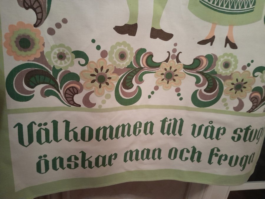 Hållare i rostfritt med krokar och paradhandduk HILL retro till handdukar