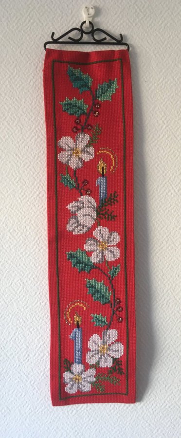 Röd broderad vepa med vita blommor