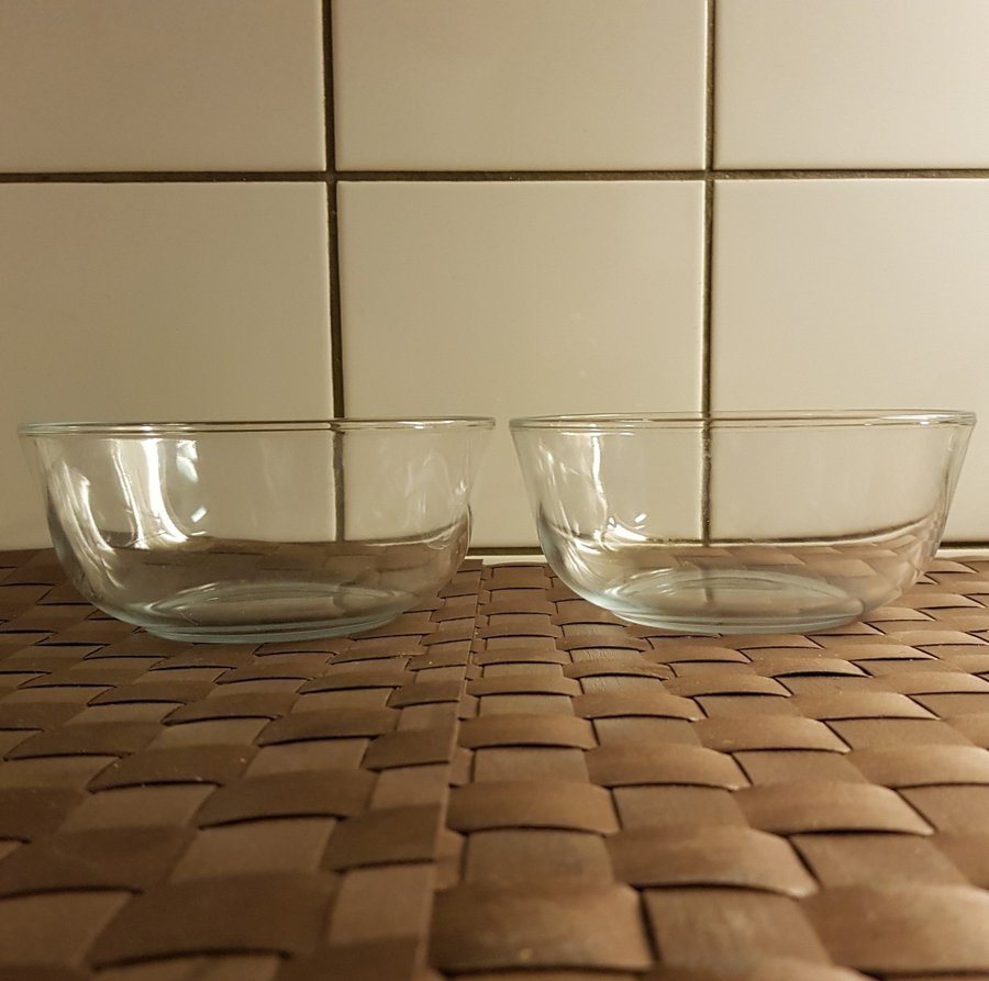 Mormors två mindre skålar av transparent glas. Bruksskick med repor. Se bilder.