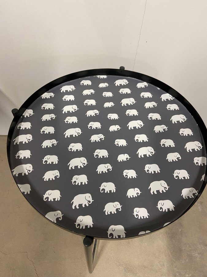 Svart brickbord med Estrid Ericson ELefant Svenskt Tenn