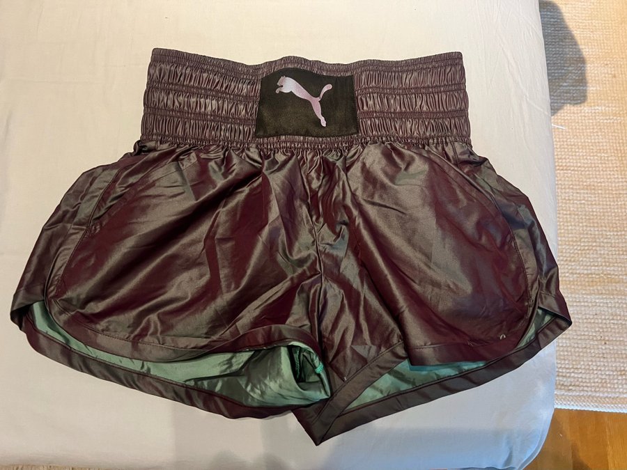 Puma lila och grön jacka och shorts