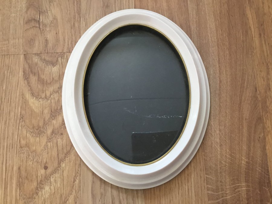 Klassisk oval retro ram, fotoram i benvit Bakelit med äkta glas  guldkant