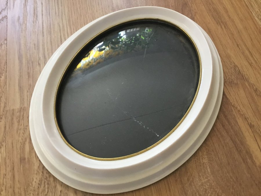 Klassisk oval retro ram, fotoram i benvit Bakelit med äkta glas  guldkant