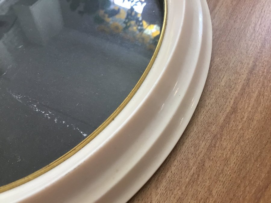 Klassisk oval retro ram, fotoram i benvit Bakelit med äkta glas  guldkant